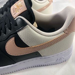 Nike WMNS Air Force 1 '07 black / mtlc red bronze (CU5311-001) – Queens 💚